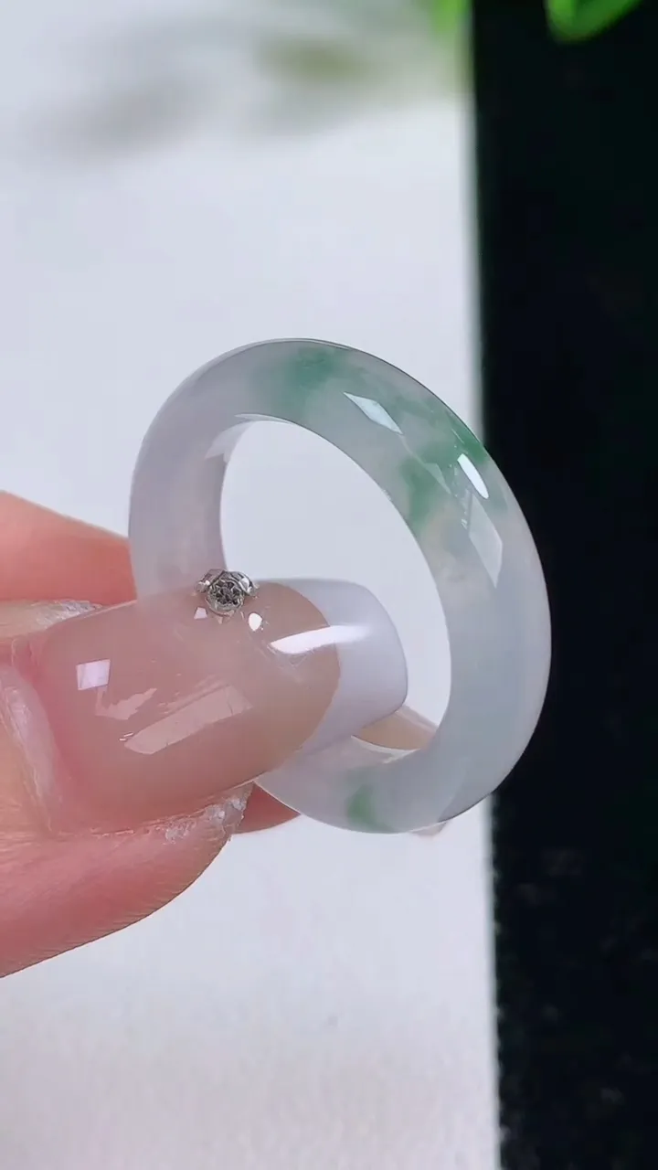 天然A货翡翠冰种飘花指环戒指，尺寸18-5.2-3.2，重量:3.61g2025年12月22日
工厂