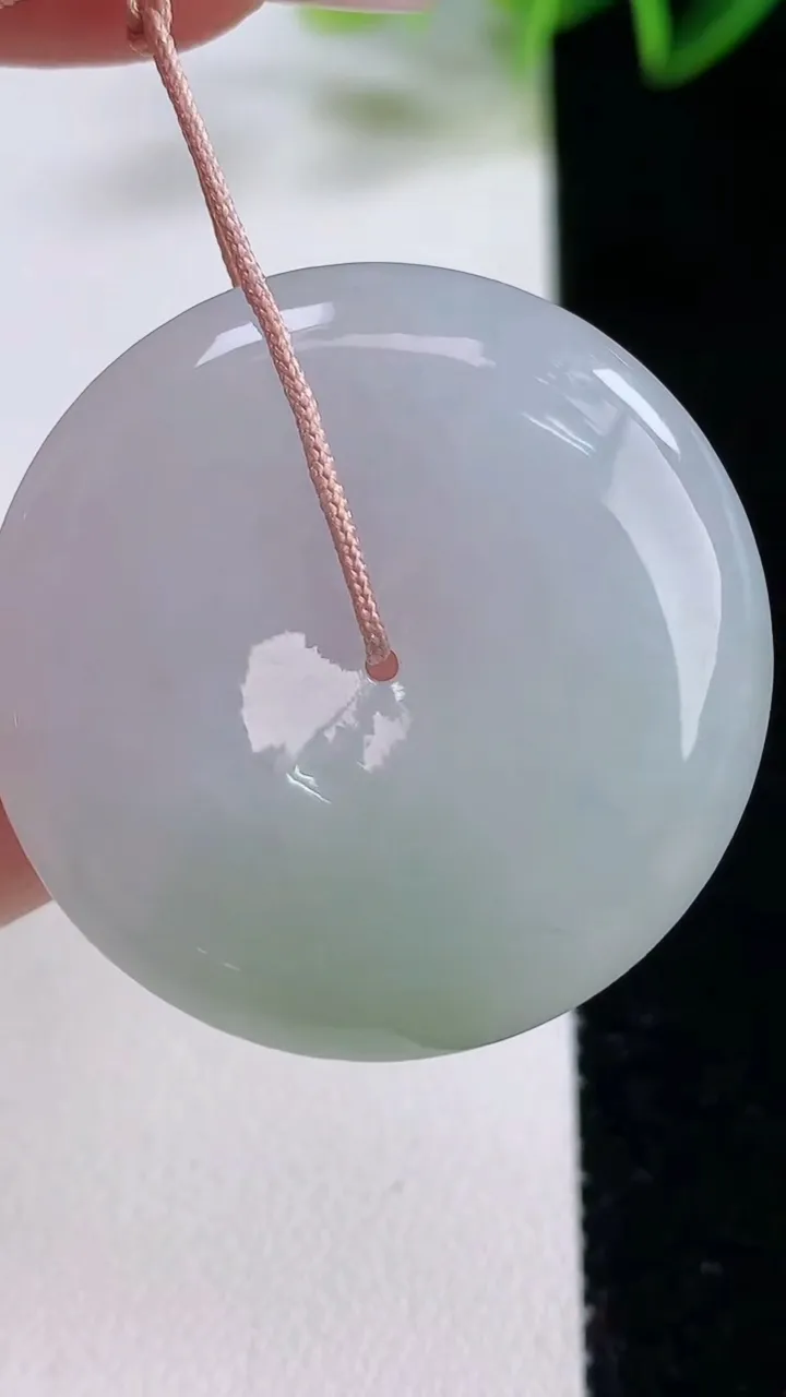 天然A货翡翠平安扣吊坠，尺33.5-6，重量:14.93g
12月22日