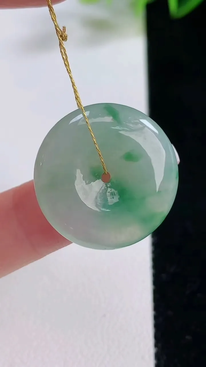 天然A货翡翠平安扣吊坠，尺寸23.6-5.2，重量:6.20g
12月22日