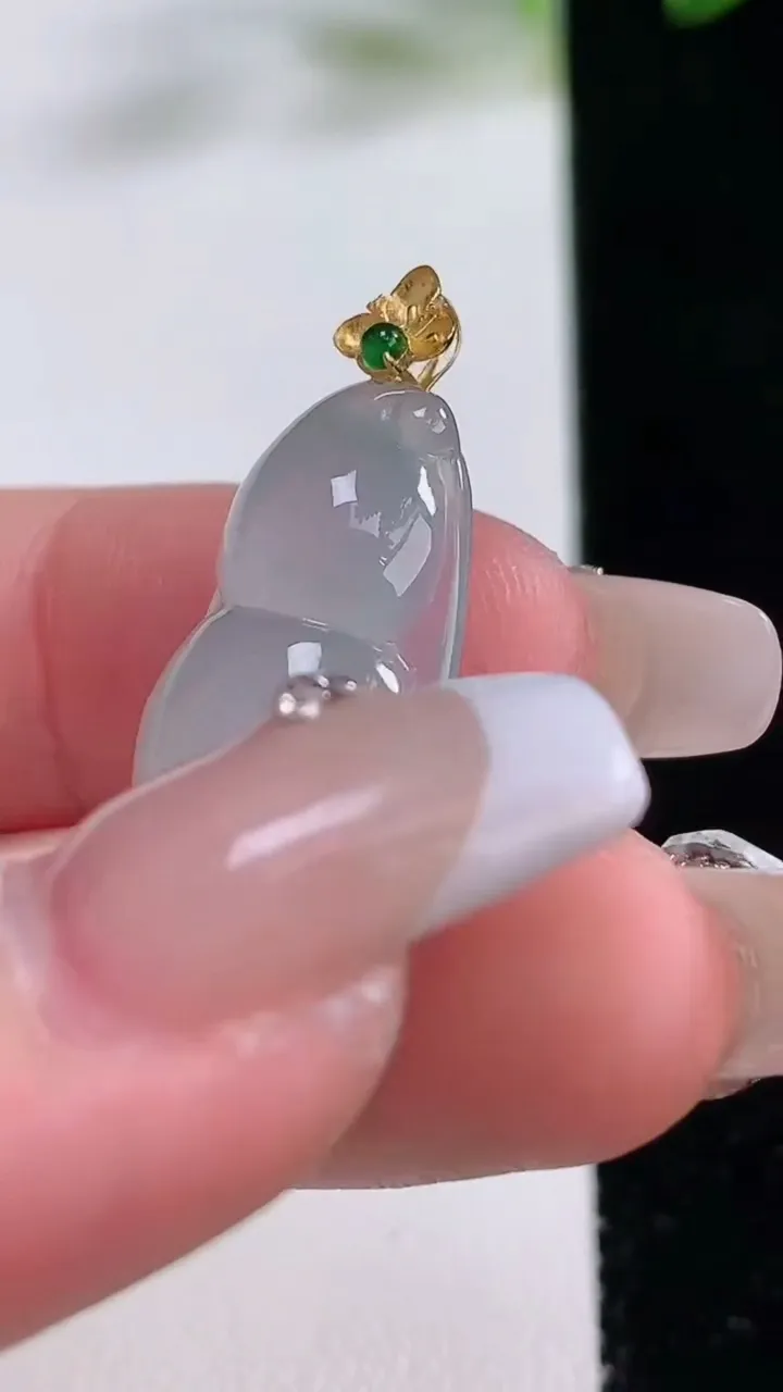 天然A货翡翠种飘花福豆吊坠，尺寸31.7-14.8-6.3，重量:5.32g
12月22日