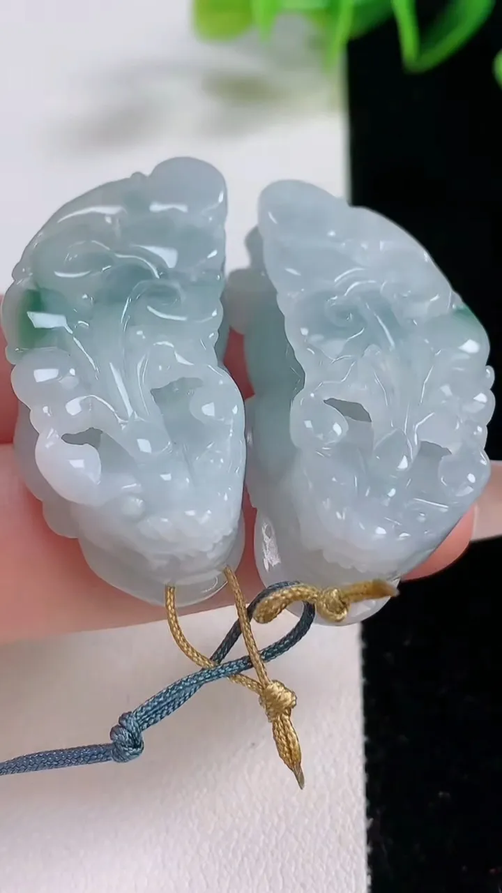 天然A货翡翠飘花貔貅吊坠一对，尺寸36.8-18.5-12，重量:35.65g
12月22日