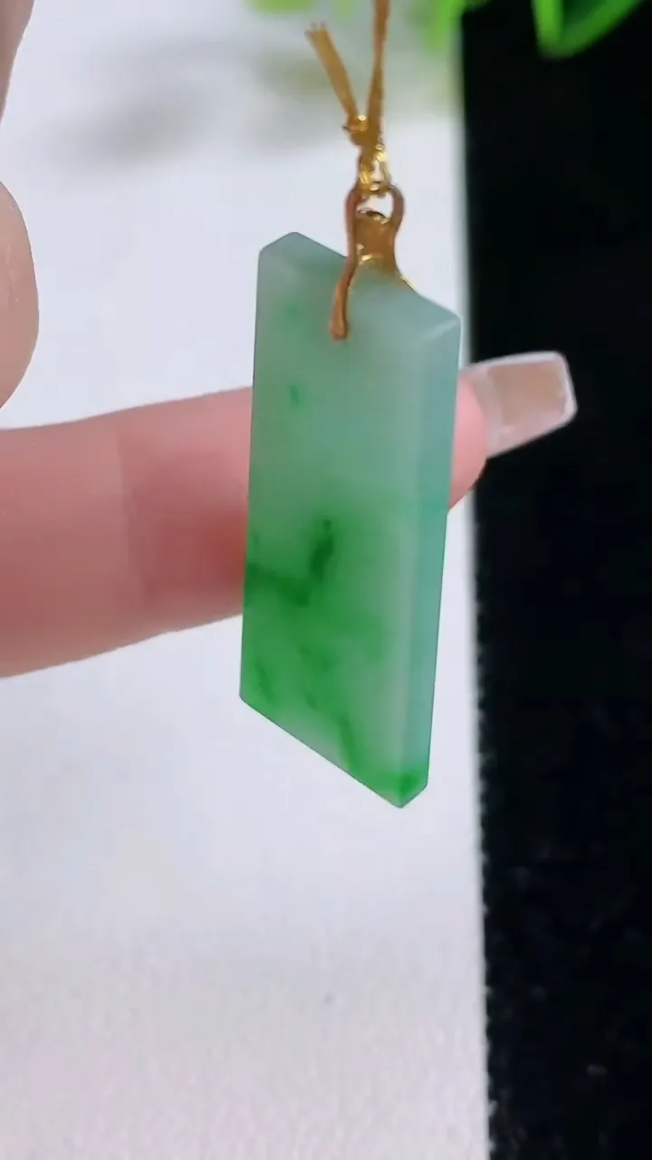 天然A货翡翠无事牌吊坠，尺寸31.2-12-2.5，重量:3.27g
12月22日