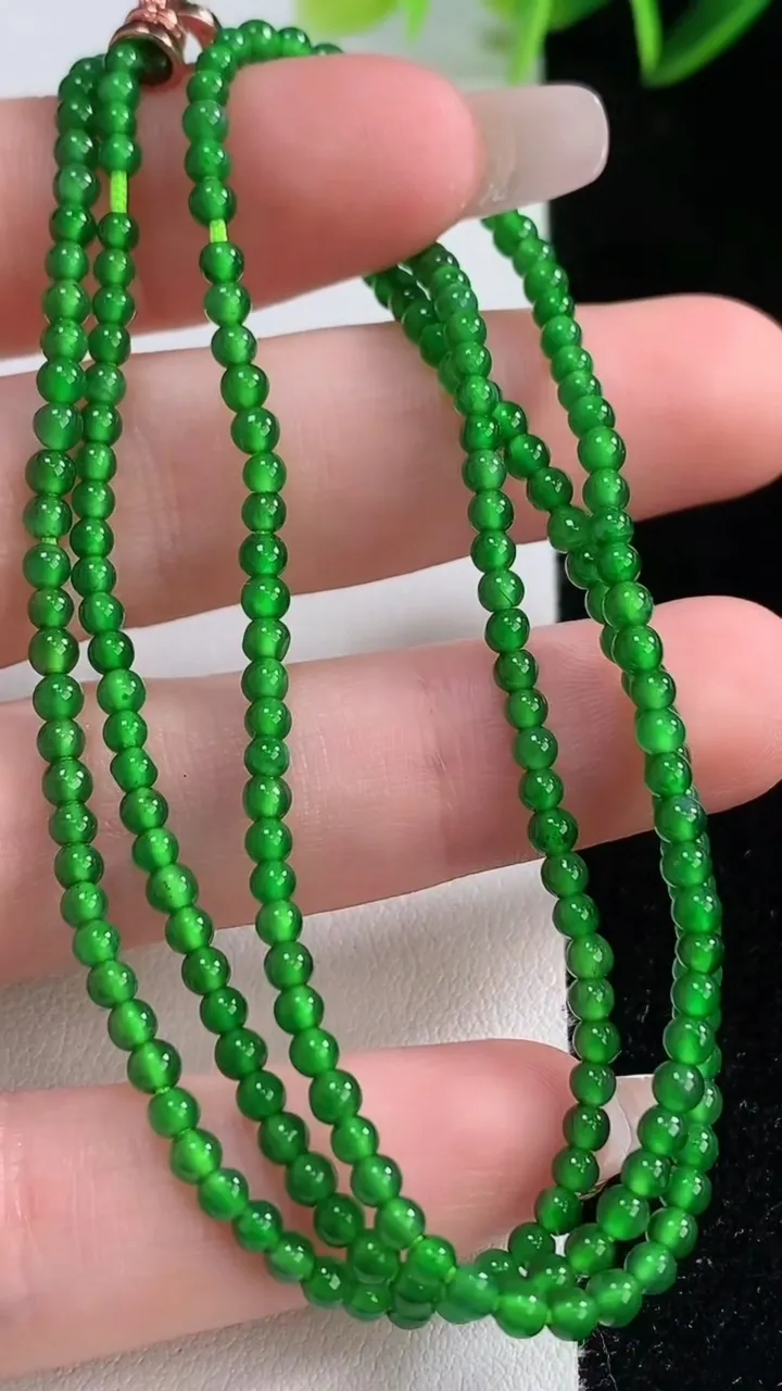 天然A货翡翠小米珠项链，尺寸2.6，重量:7.98g12月22日
工厂直销收藏佳品,种好水足，色泽均匀，有种有色，上手高大气！