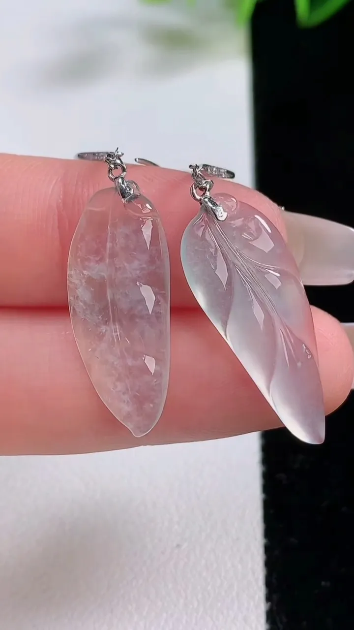 天然A货翡翠种白冰金枝玉叶 叶子耳坠，尺寸28.4-10.8-3.5，重量:3.33g'
12月22日