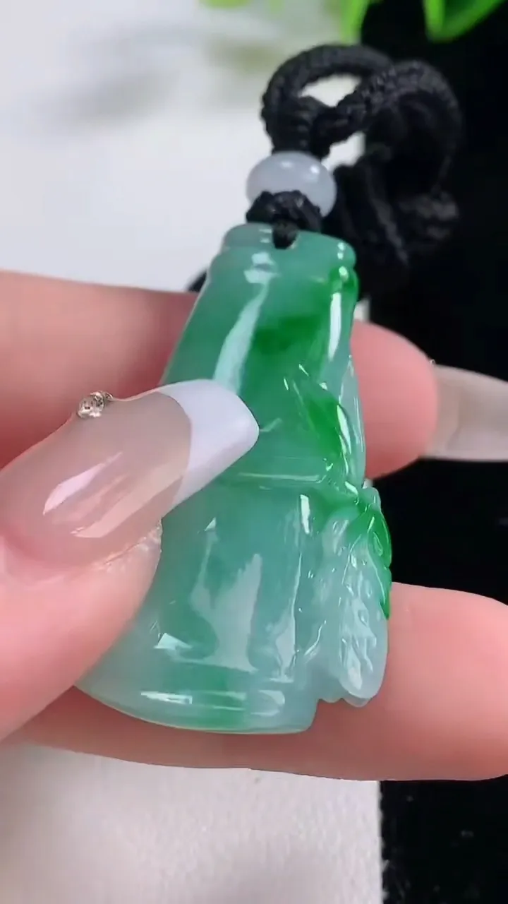 天然A货翡翠节节高升 竹节吊坠，尺寸39.4-21.5-8.4，重量:17.10g
12月22日