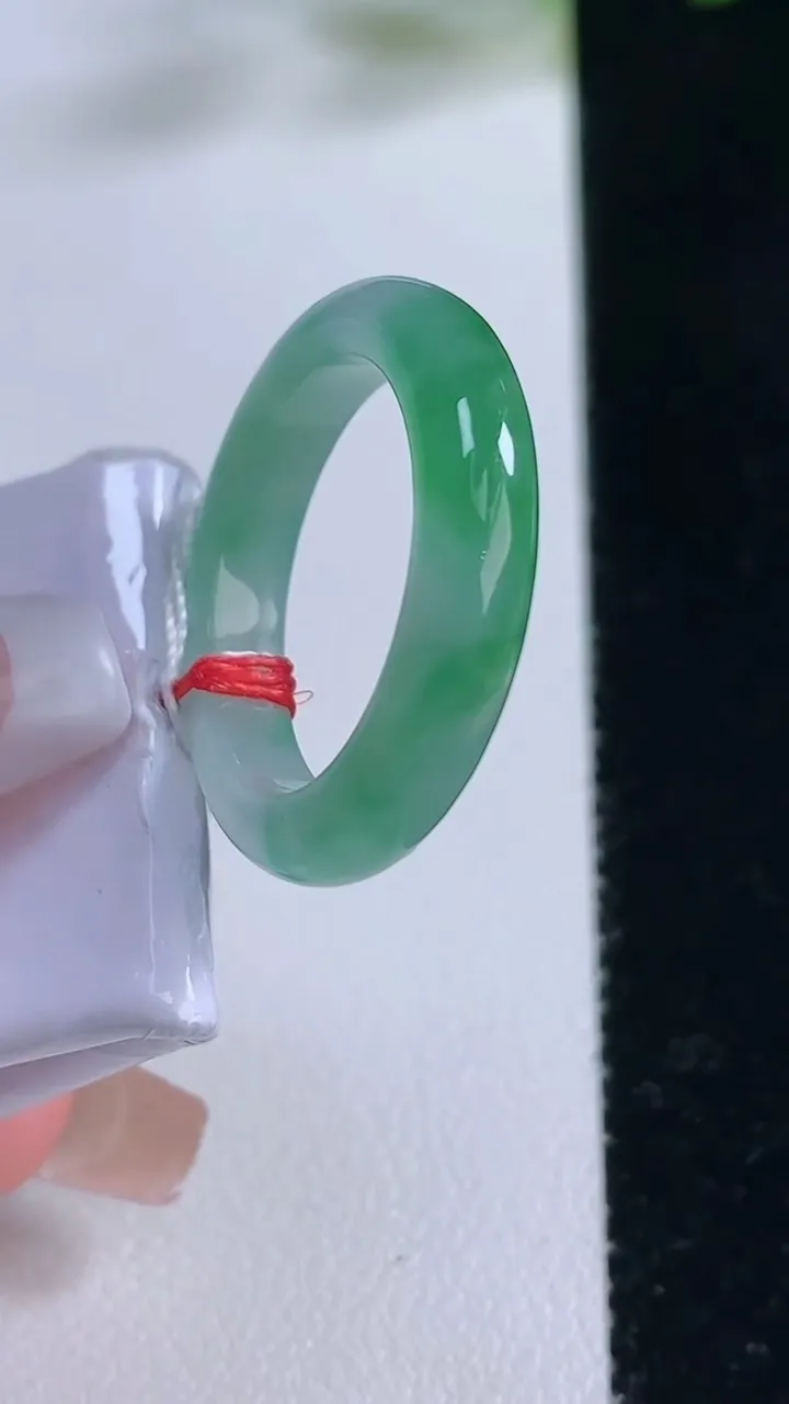 天然A货翡翠指环戒指，尺寸18.2-4.2-3.5，重量:4.93g2025年12月22日
工厂直销收藏佳品,种好水足，色泽均匀，有种有色，上手高大气！