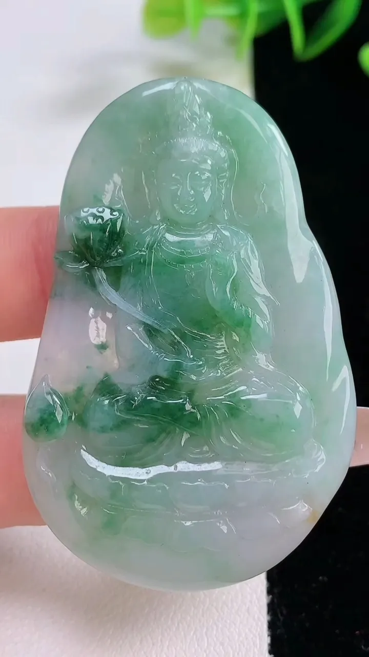 天然A货翡翠大势至菩萨吊坠，尺寸57.3-38-5.7，重量:21.83g
12月22日