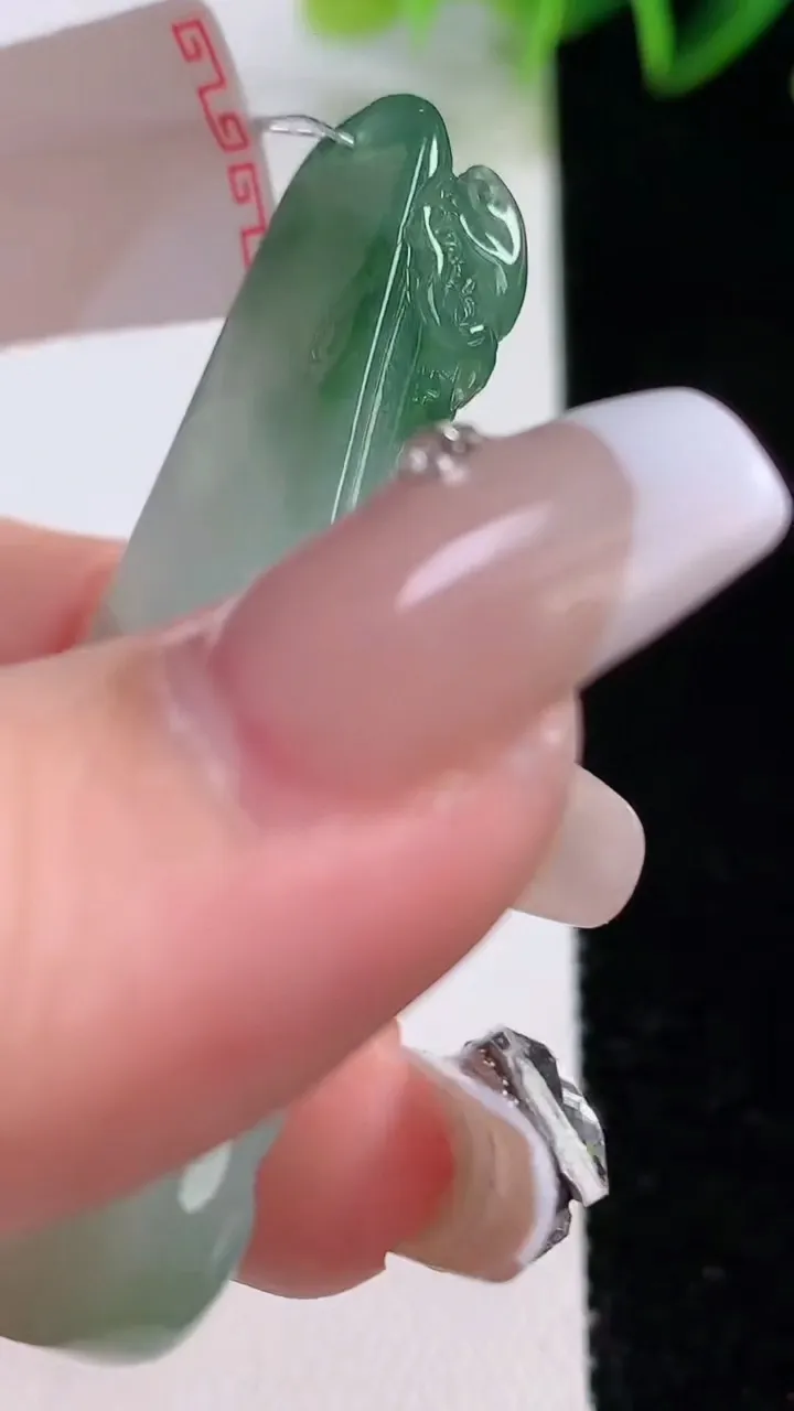 天然A货翡翠祥龙虚空藏菩萨吊坠，尺寸54-27.7-7.5，重量:19.77g
12月22日