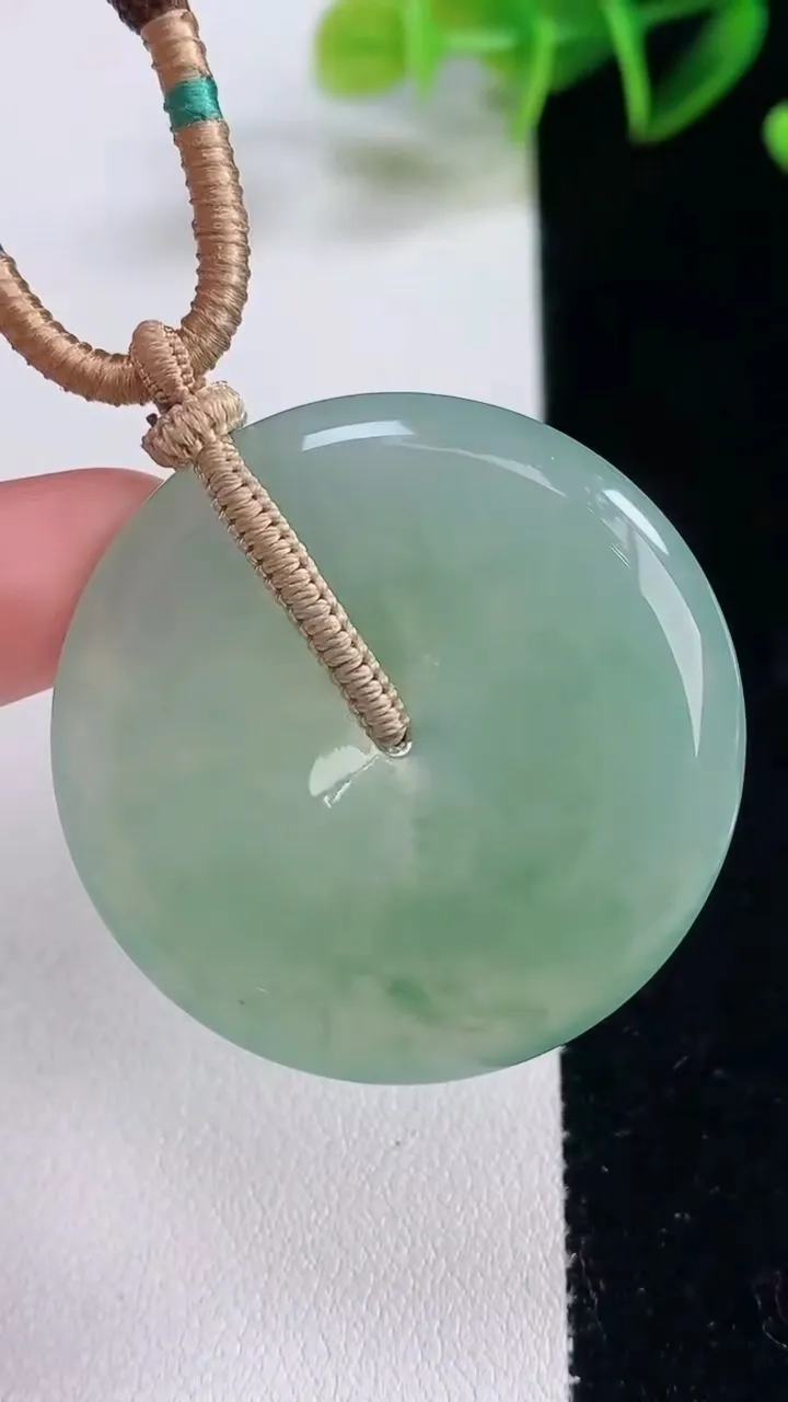 天然A货翡翠平安扣吊坠，尺寸38.6-6，重量:21.46g
12月22日