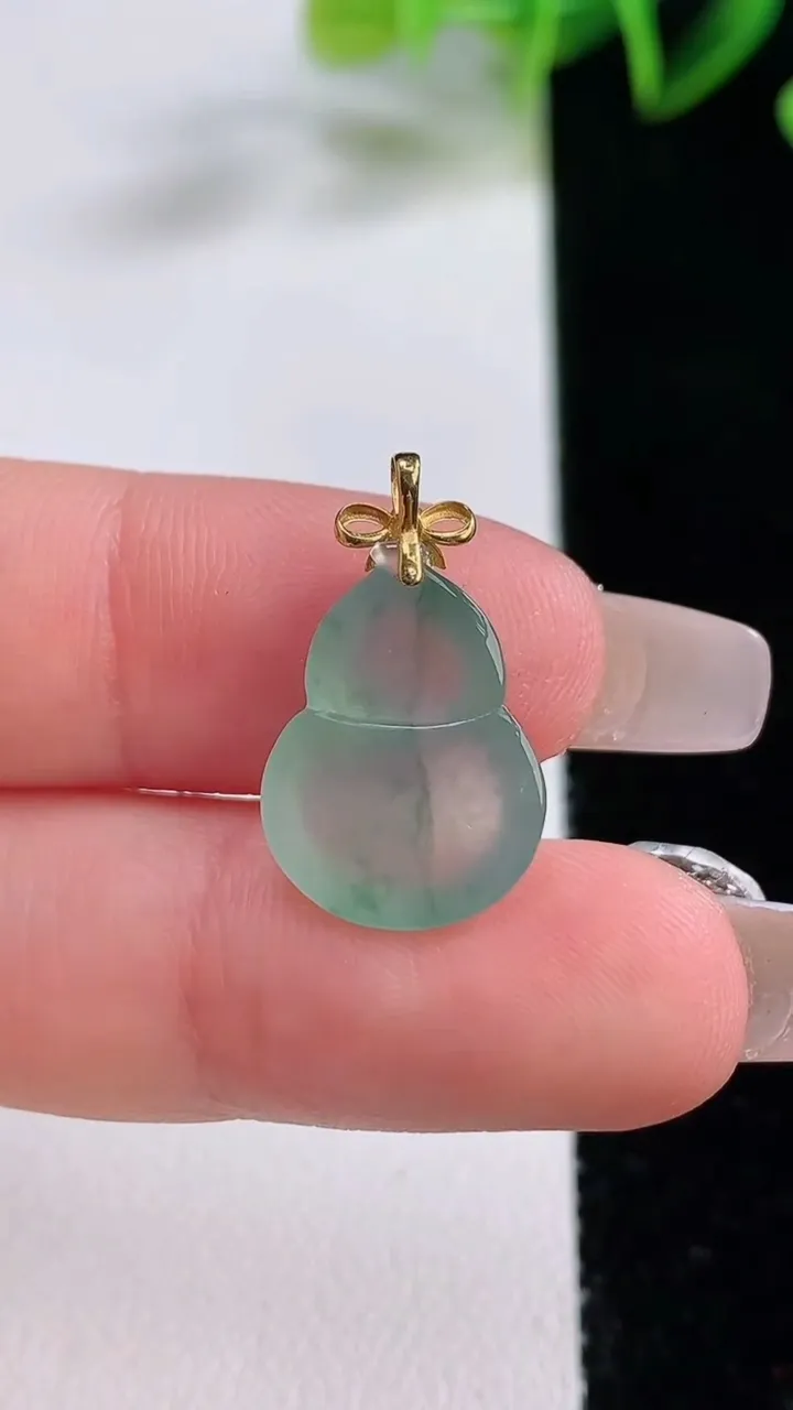 天然A货翡翠种飘花葫芦吊坠，尺寸17-12.5-4.6，重量:1.65g
12月22日