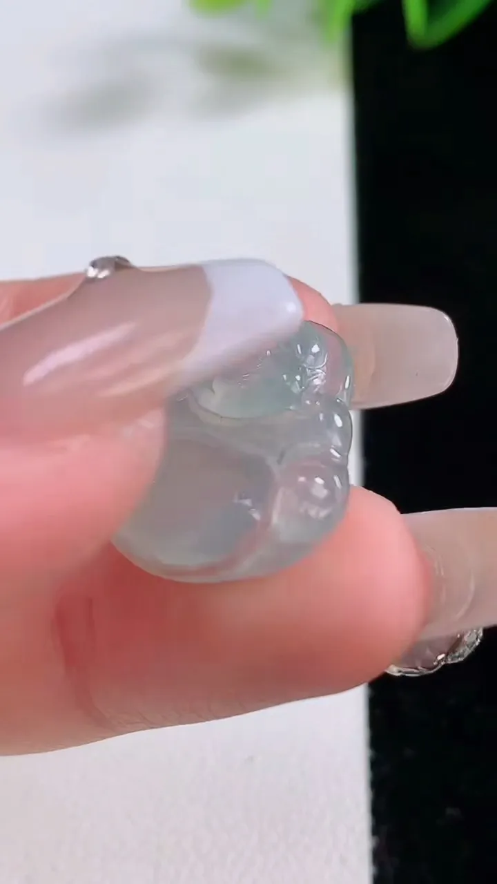 天然A货翡翠佛公吊坠，尺寸19.5-22-4.5，重量:2.84g
12月22日