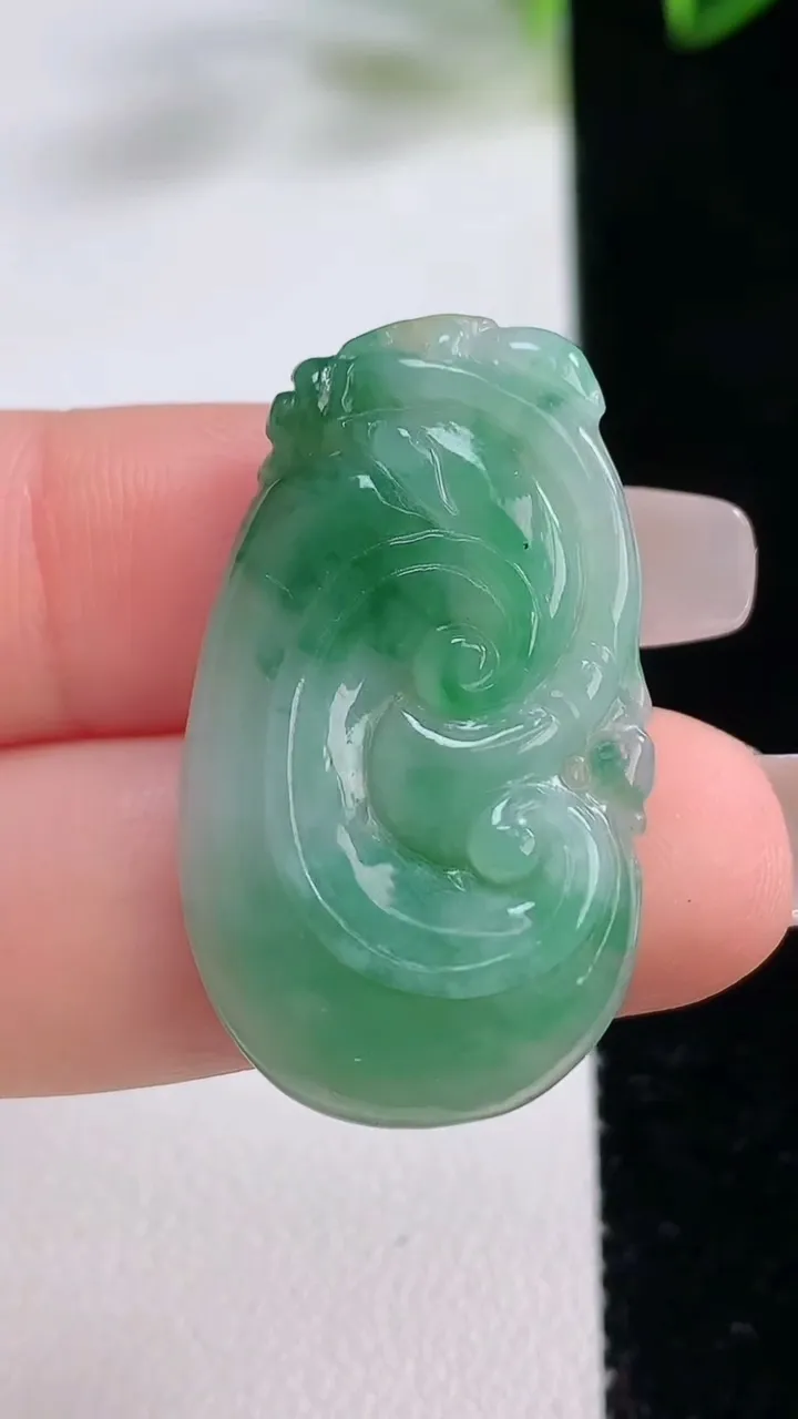 天然A货翡翠如意吊坠，尺寸33.6-19.5-4.3，重量:5.57g
12月22日