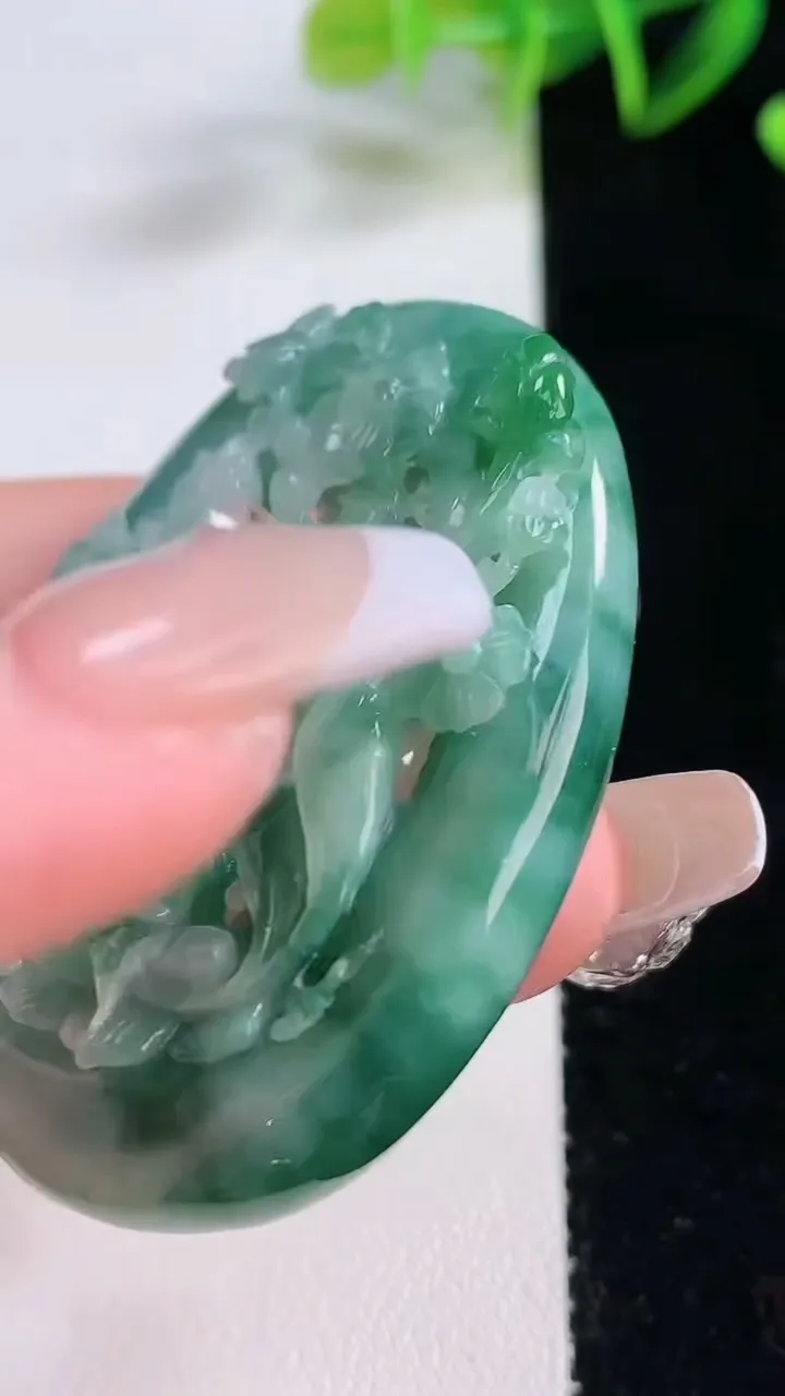 天然A货翡翠飘花无相佛吊坠，尺寸50.6-37.4-13，重量:31.32g
12月22日