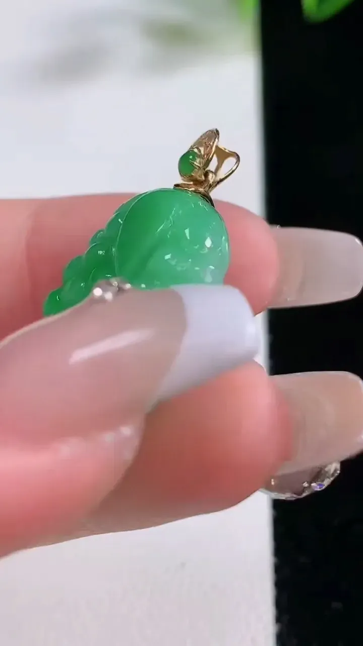 天然A货翡翠多子多福 葡萄吊坠，尺寸31.4-16.8-5.7，重量:6.88g
12月22日