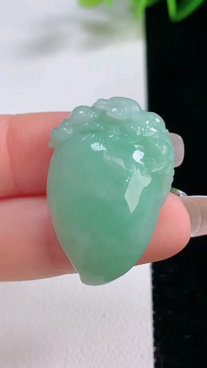 天然A货翡翠寿桃吊坠，尺寸32-21-9，重量:10.00g
12月22日