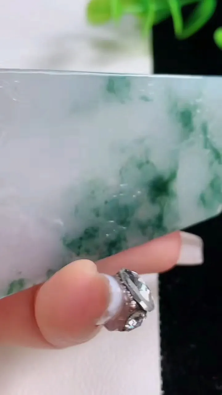 天然A货翡翠牌吊坠，尺寸64.3-38.9-3.8，重量:26.29g
12月22日