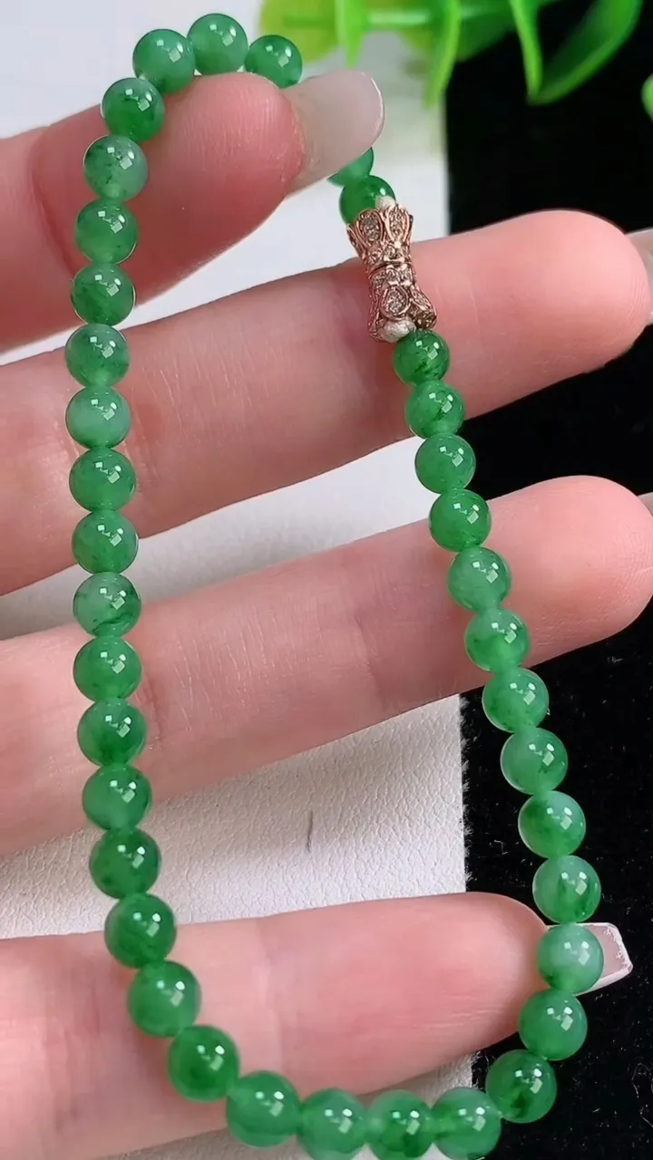 天然A货翡翠圆珠手串，尺寸4.6-39颗，重量:7.80g12月22日
工厂直销收藏佳品,种好水足，