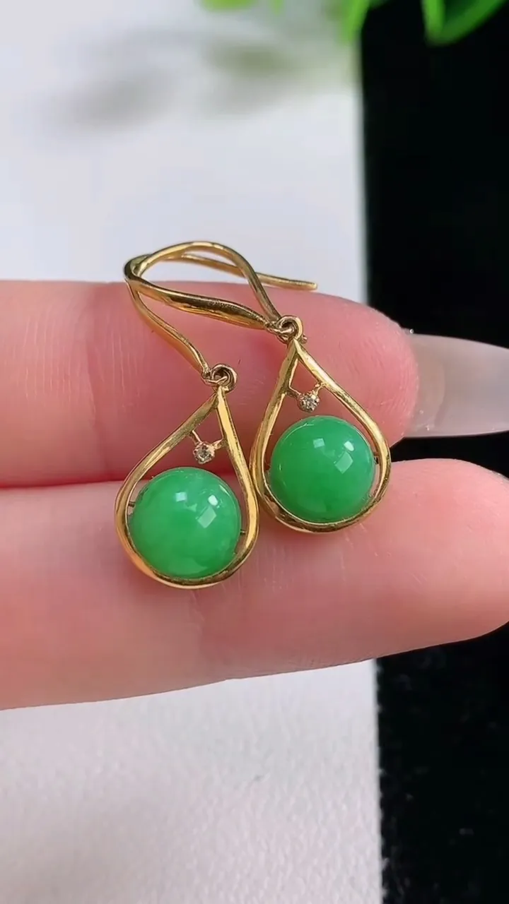 天然A货翡翠圆珠耳坠，尺寸7，重量:2.75g12月22日
工厂直销收藏佳品,种好水足，色泽均匀，有种有色，上手高大气！