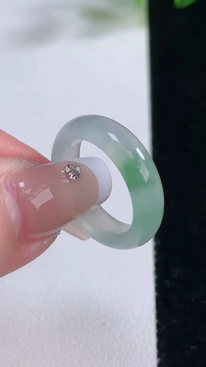 天然A货翡翠指环戒指，尺寸16.5-5-3，重量:3.17g2025年12月22日
工厂直销收藏佳品,种好水足，色泽均匀，有种有色，上手高大气！