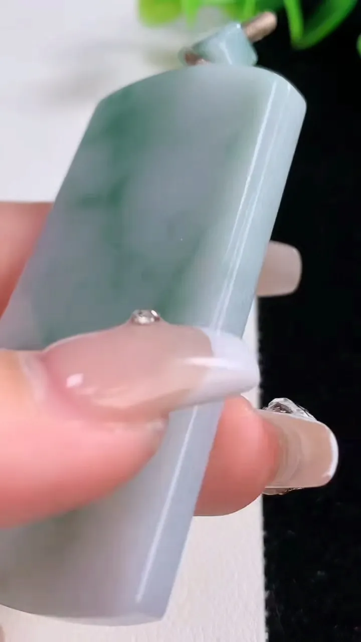 天然A货翡翠飘花无事牌吊坠，尺寸64-35.5-5.5，重量:39.70g
12月22日