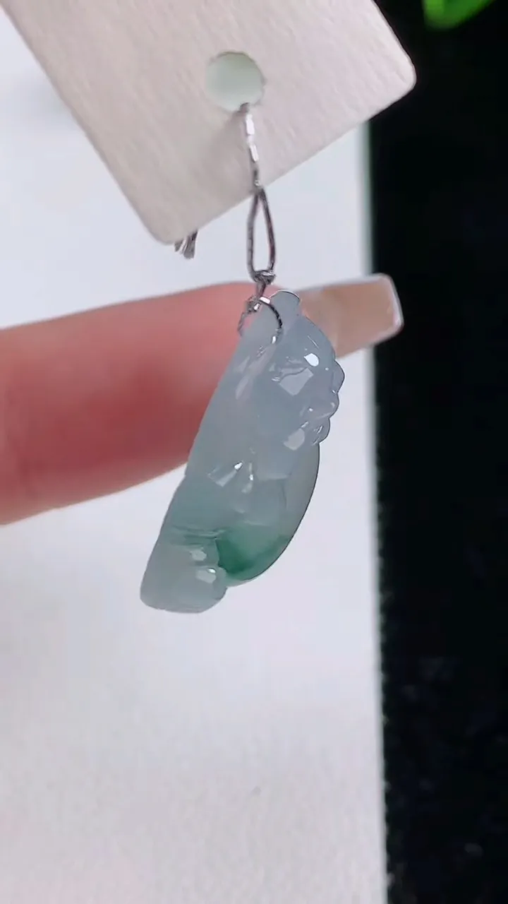 天然A货翡翠冰种飘花佛公吊坠，尺寸19.4-22.5-6.3，重量:4.30g
12月22日