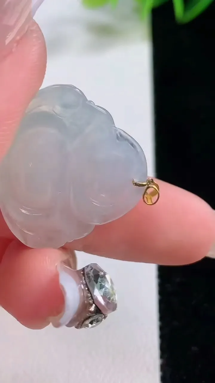 天然A货翡翠种白冰佛公吊坠，尺寸22.8-27.7-4.4，重量:4.55g
12月22日