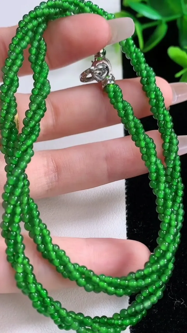 天然A货翡翠小米珠三排项链，尺寸2.7，重量:16.74g12月22日
工厂直销收藏佳品,种好水足，