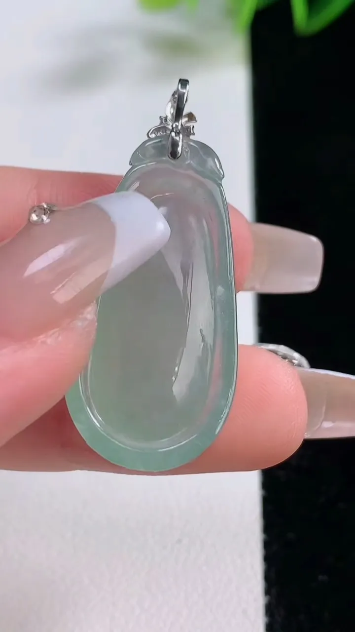 天然A货翡翠福瓜吊坠，尺寸32.5-15.6-7.5，重量:6.04g
12月22日