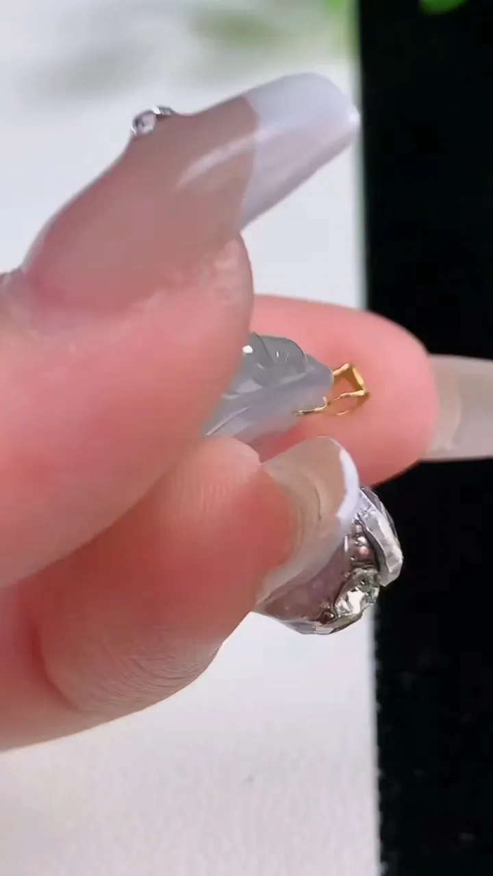 天然A货翡翠种白冰佛公吊坠，尺寸18.5-23.5-4.6，重量:3.24g
12月22日