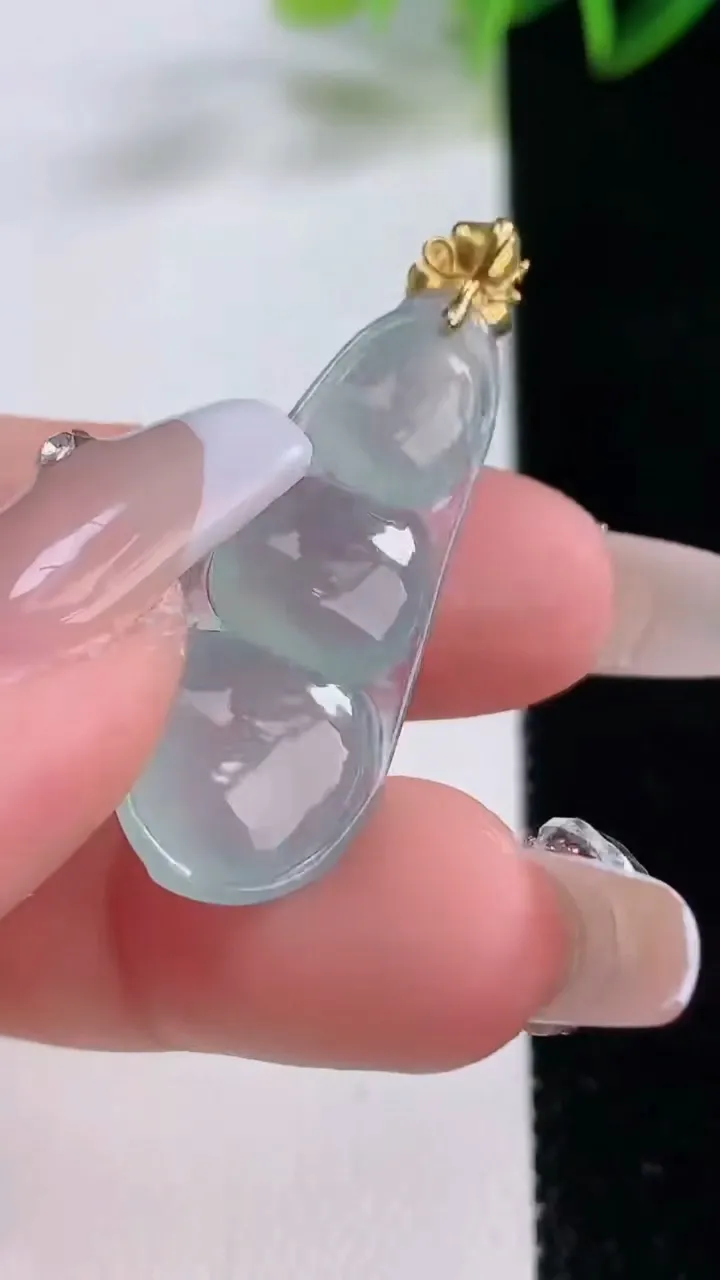 天然A货翡翠福豆吊坠，尺寸33.7-12.3-5.6，重量:3.74g
12月22日