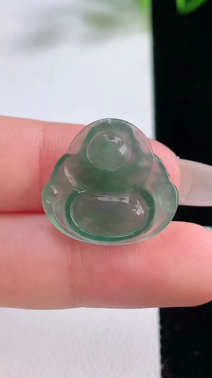 天然A货翡翠佛公吊坠，尺寸19-20.7-3.7，重量:2.38g
12月22日