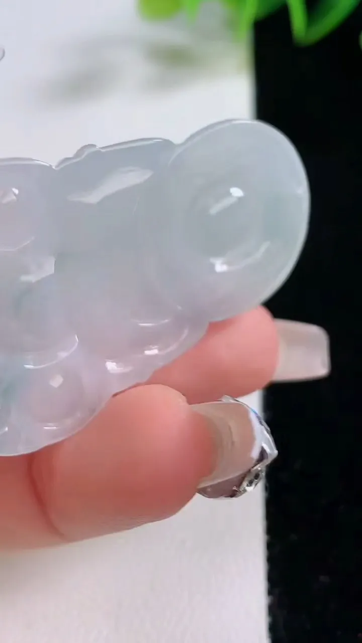 天然A货翡翠飘花观音菩萨吊坠，尺寸46.3-30-4.8，重量:11.51g
12月22日