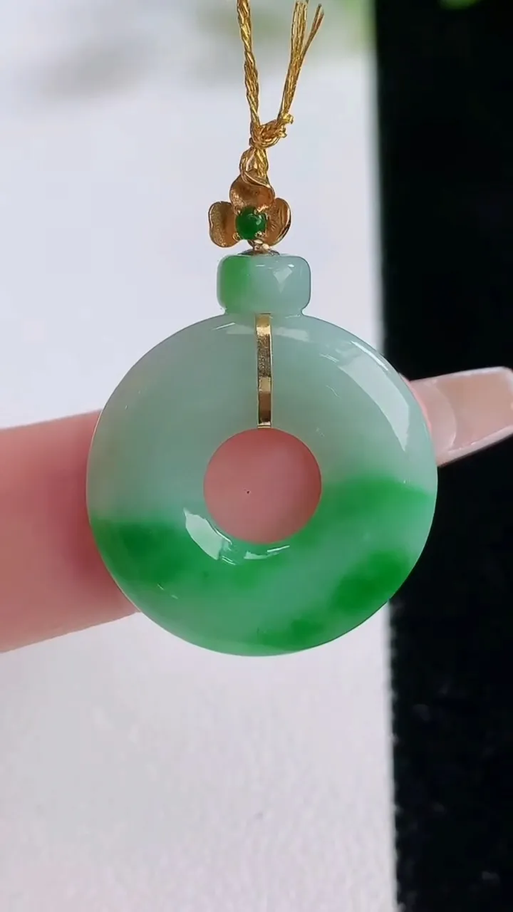 天然A货翡翠平安环吊坠，尺寸20.6-3.3，重量:3.24g
12月22日