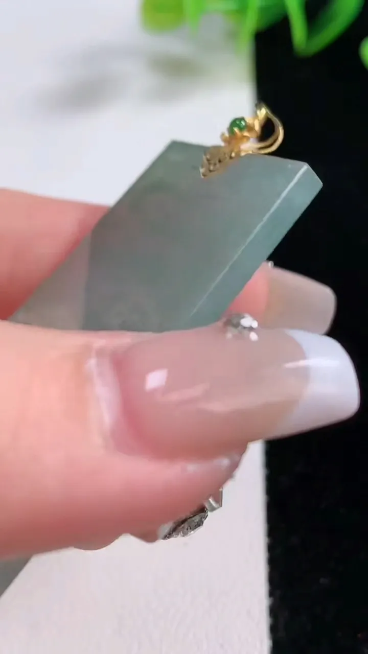 天然A货翡翠种飘花无事牌吊坠，尺寸55-33-2.8，重量:16.83g
12月22日