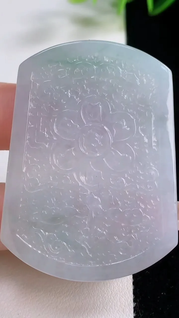 天然A货翡翠仿古无事牌吊坠，尺寸54.2-39-5，重量:30.31g
12月22日