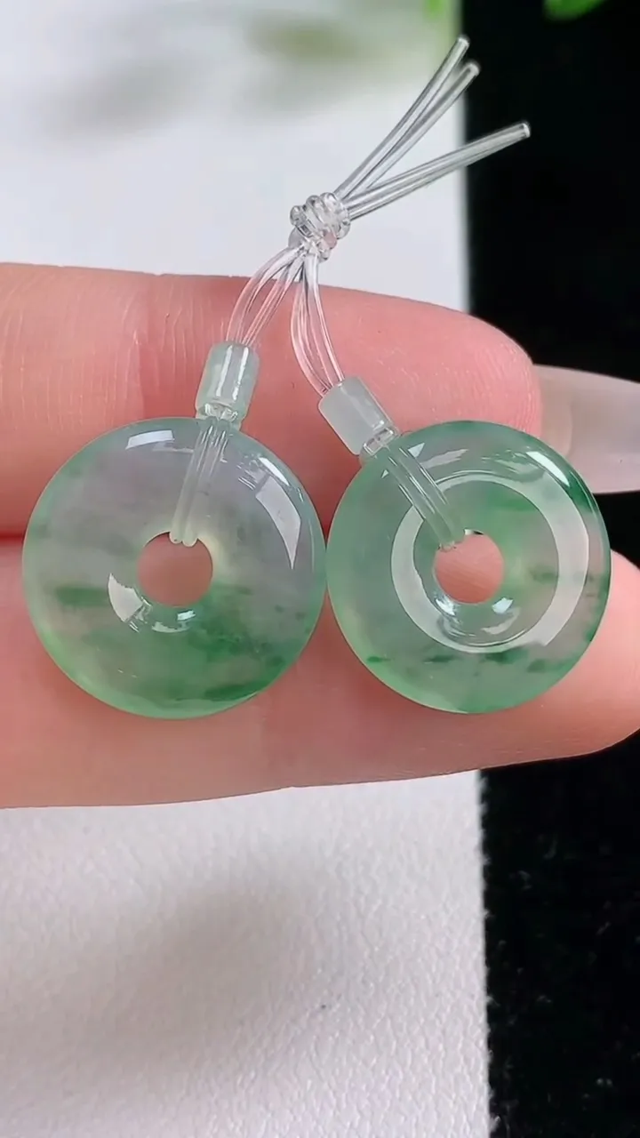 天然A货翡翠冰种飘花平安环吊坠一对，尺寸16.4-3.3，重量:4.32g
12月22日