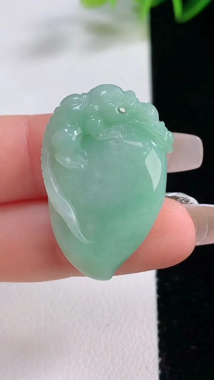 天然A货翡翠寿桃吊坠，尺寸32-21-9，重量:10.00g
12月22日