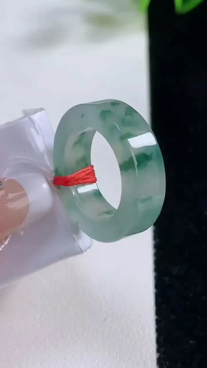 天然A货翡翠冰种飘花方形指环戒指，尺寸16.2-6-3.9，重量:6.39g2025年12月22日
