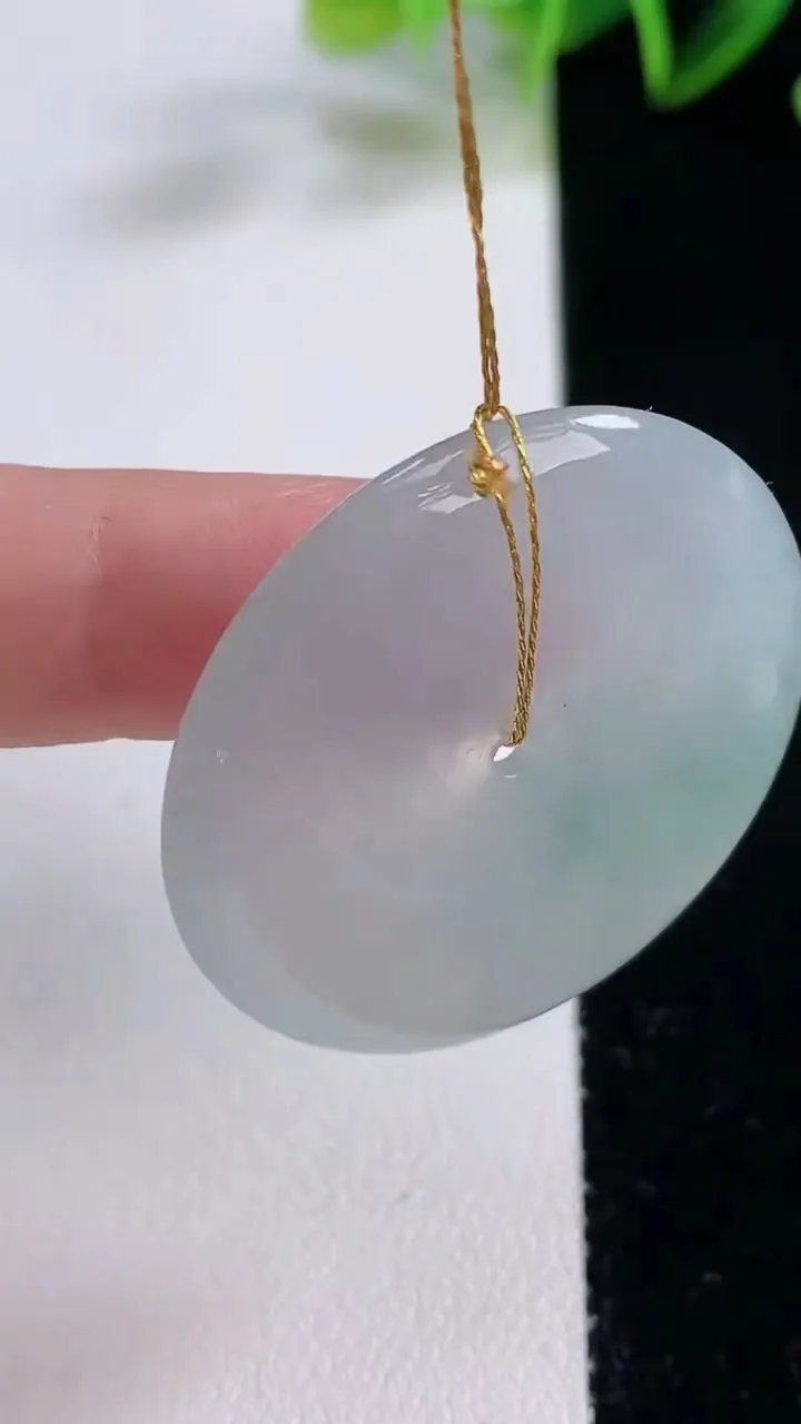 天然A货翡翠冰种飘花平安扣吊坠，尺寸13.8-5，重量:14.97g
12月22日