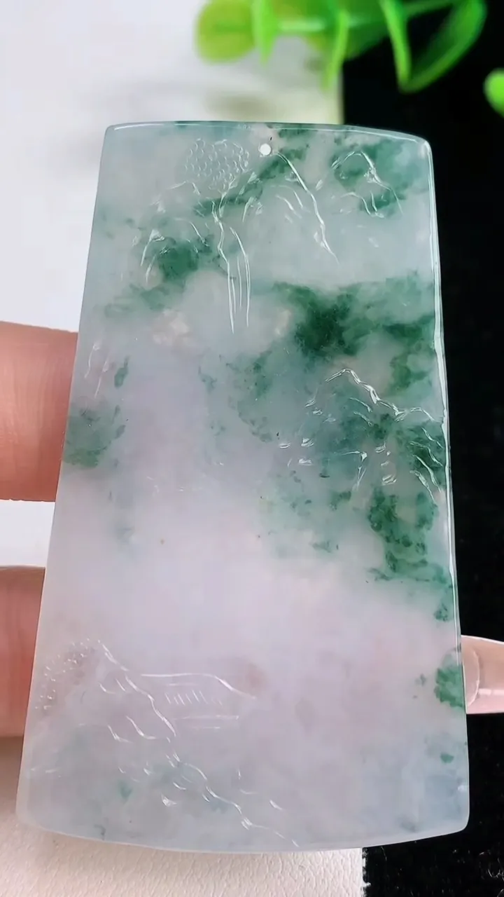 天然A货翡翠牌吊坠，尺寸64.3-38.9-3.8，重量:26.29g
12月22日