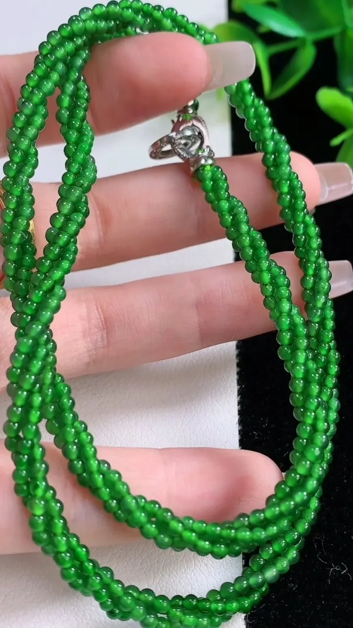 天然A货翡翠小米珠三排项链，尺寸2.7，重量:16.74g12月22日
工厂直销收藏佳品,种好水足，色泽均匀，有种有色，上手高大气！