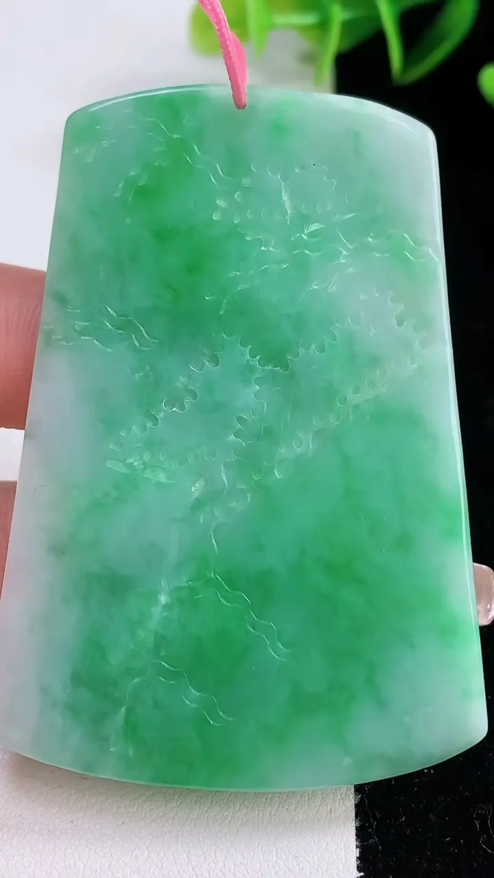 天然A货翡翠山水牌吊坠，尺寸67-47.3-4.3，重量:36.35g
12月22日