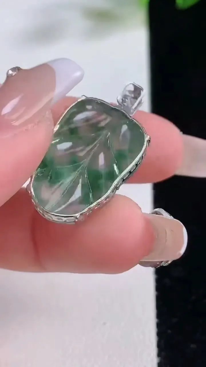 天然A货翡翠种飘花金枝玉叶 叶子吊坠，尺寸22.3-15.5-6，重量:3.64g
12月22日