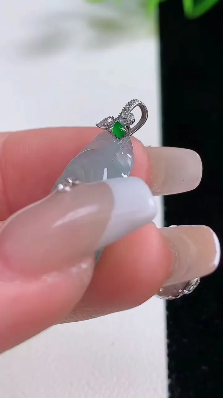 天然A货翡翠种飘花如意吊坠，尺寸25.7-15.8-3.6，重量:2.88g
12月22日