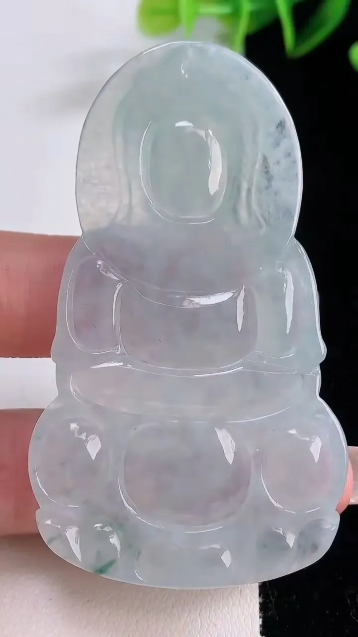 天然A货翡翠冰种飘花观音菩萨吊坠，尺寸66-38.3-5，重量:24.60g
12月22日