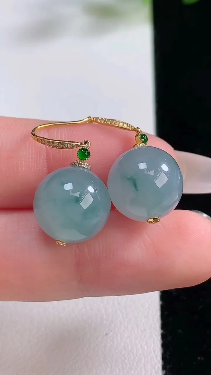 天然A货翡翠种飘花圆珠耳坠，尺寸12.2，重量:8.89g12月22日
工厂直销收藏佳品,种好水足，色泽均匀，有种有色，上手高大气！