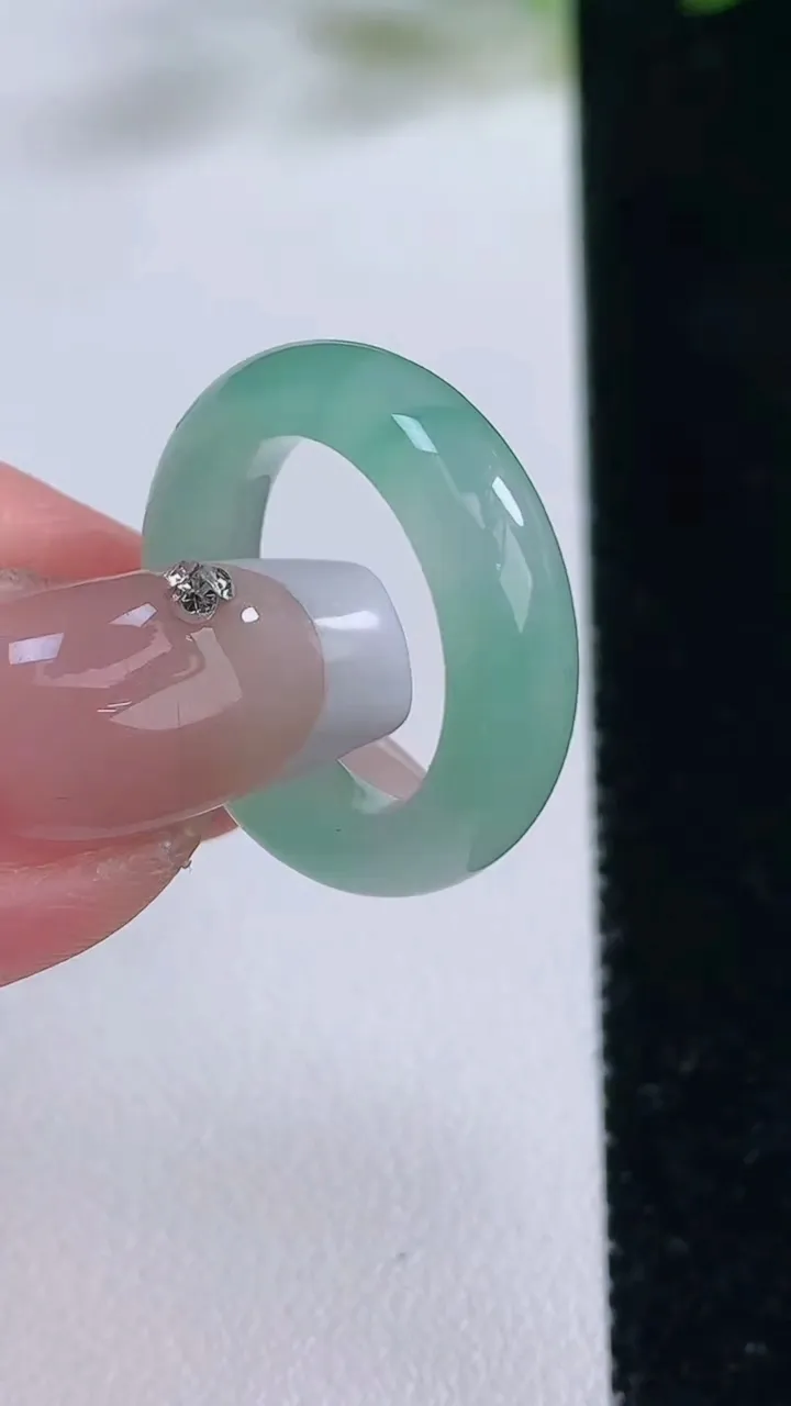 天然A货翡翠指环戒指，尺寸15.6-5.6-3.6，重量:3.85g2025年12月22日
工厂直销收藏佳品,种好水足，色泽均匀，有种有色，上手高大气！