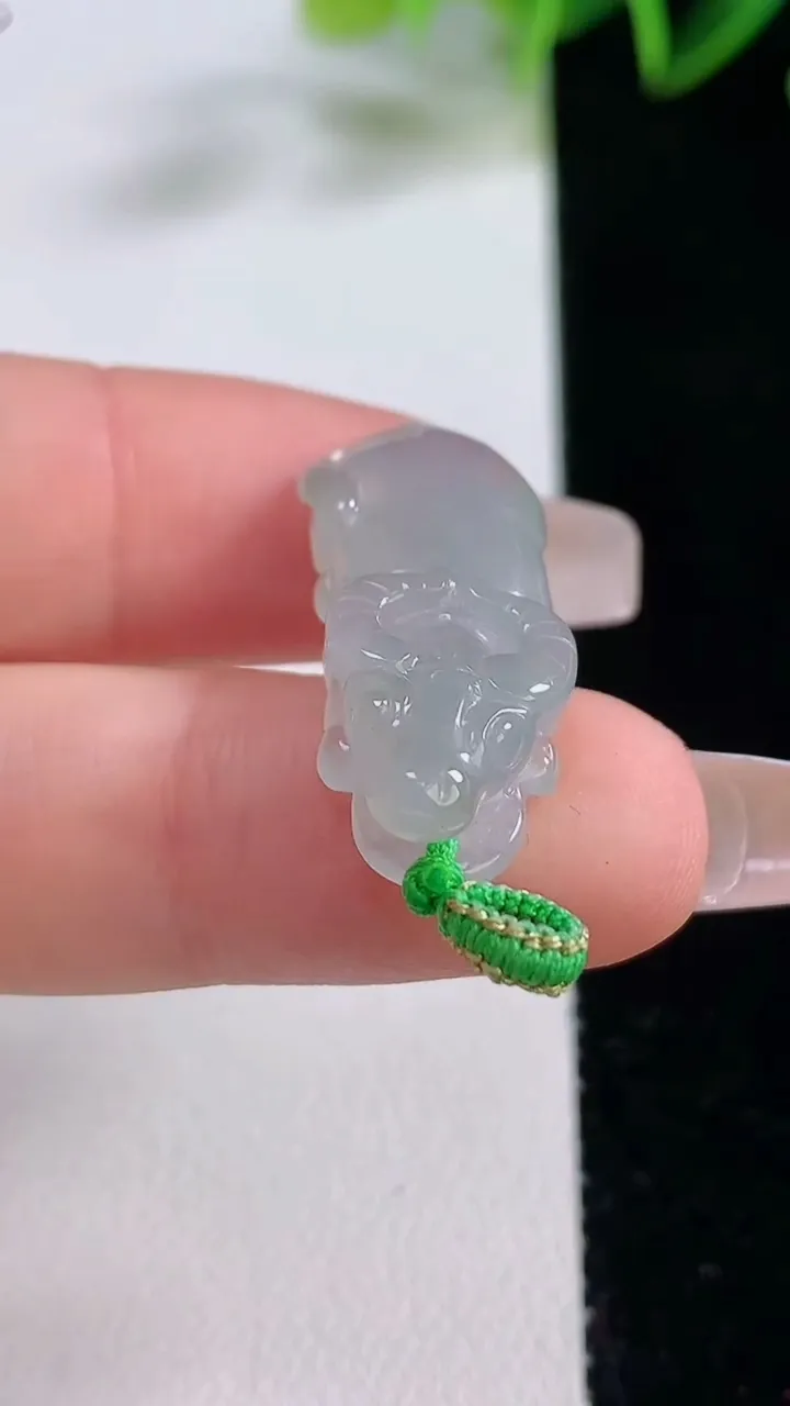 天然A货翡翠生肖牛吊坠，尺寸27-11-5.8，重量:4.14g
12月22日