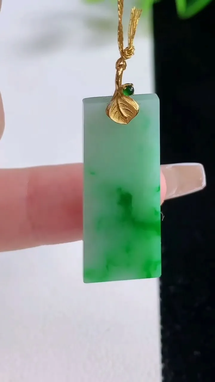 天然A货翡翠无事牌吊坠，尺寸31.2-12-2.5，重量:3.27g
12月22日