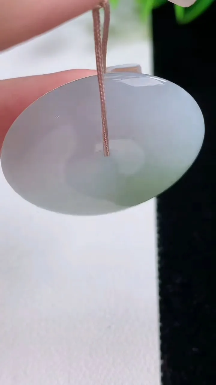 天然A货翡翠平安扣吊坠，尺33.5-6，重量:14.93g
12月22日